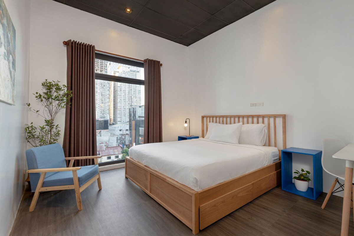 De Luxe Room ( King Bed ) | Egyptian cotton sheets, premium bedding, memory foam beds