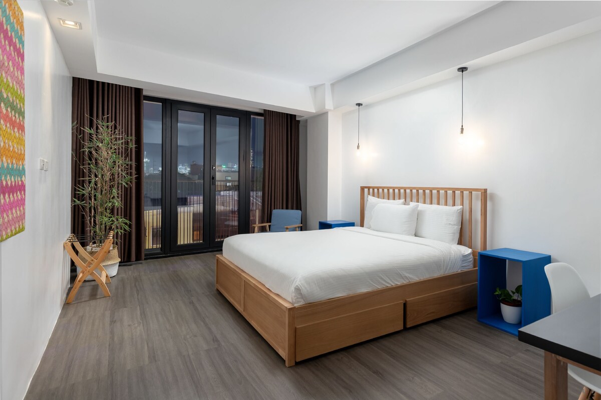 Superior De Luxe Room ( King Bed with Balcony ) | Egyptian cotton sheets, premium bedding, memory foam beds