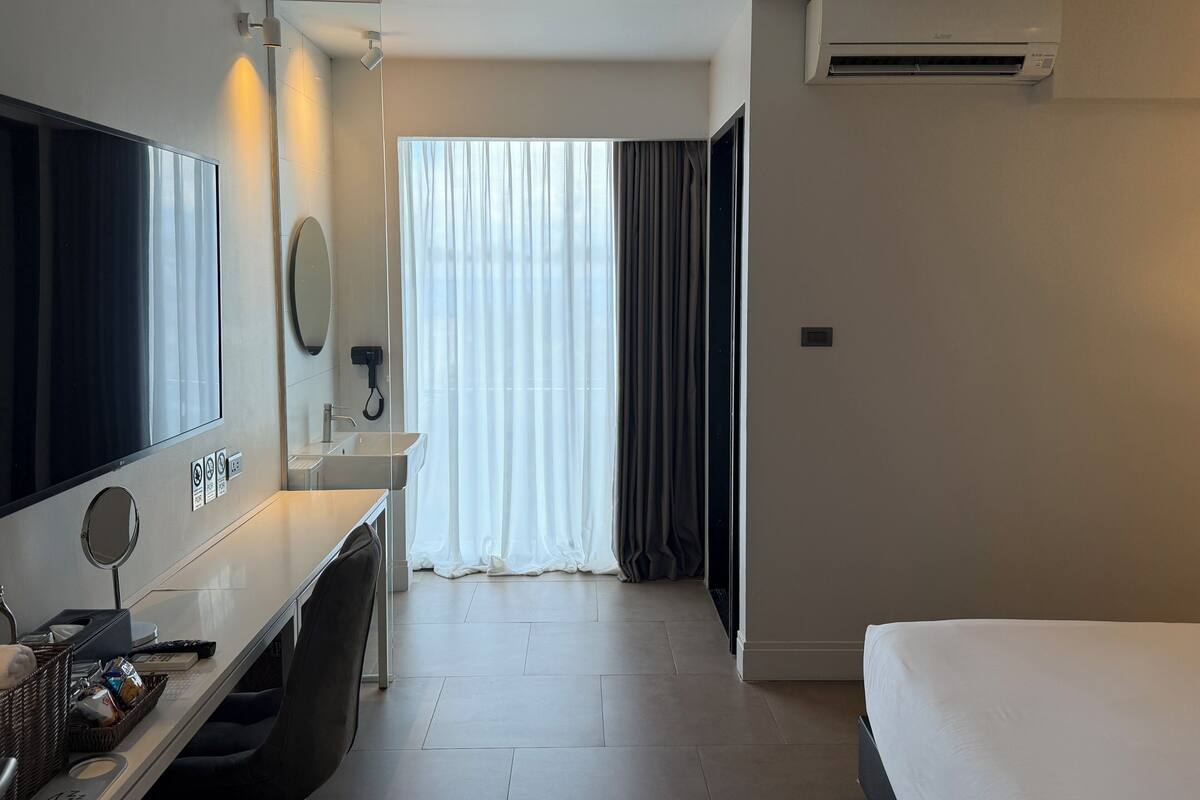 Minibar, desk, laptop workspace, blackout curtains