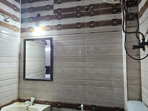 Superior Double Room | Bilik Mandi | Pancuran mandi, tuala disediakan 