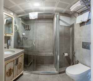 Suite – royal | Bad | Dusj, regndusjhode, toalettartikler (inkludert) og hårføner