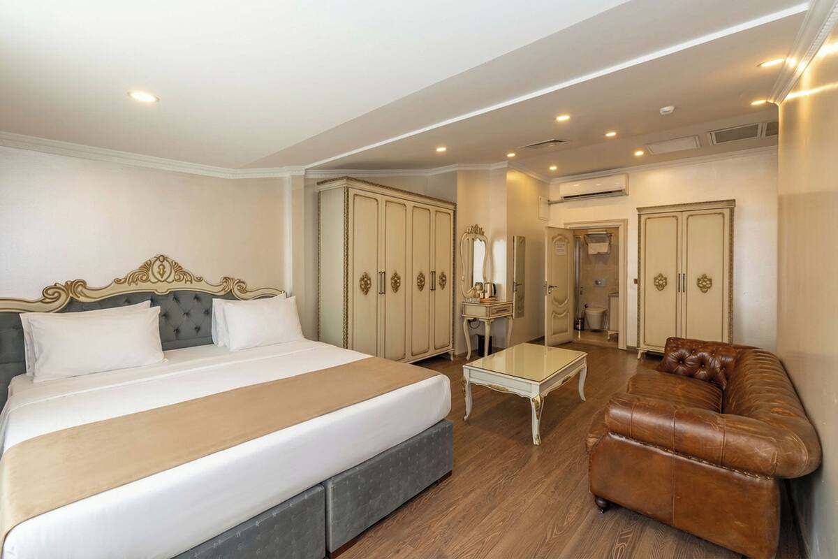 Royal Suite | Egyptian cotton sheets, premium bedding, memory foam beds, minibar