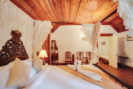 Suite presidencial | Sábanas de algodón egipcio y ropa de cama de alta calidad. Shimla British Resort