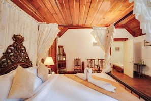 Egyptian cotton sheets, premium bedding, memory foam beds - Shimla British Resort (Shimla)