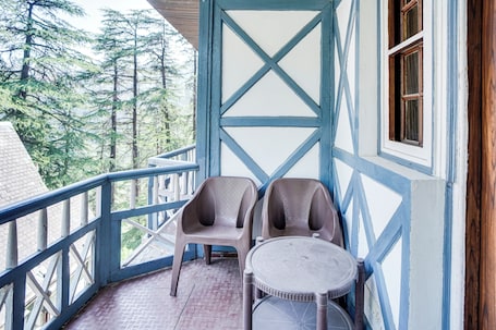 Habitación doble | Terraza o patio. Shimla British Resort