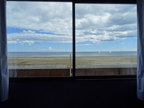 Bureau, chambres insonorisées, fer et planche à repasser