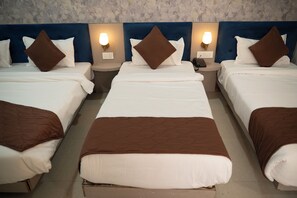 Escritorio, wifi gratis y ropa de cama 