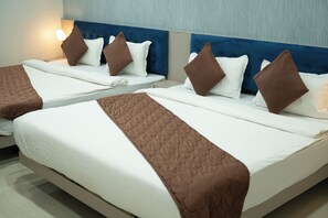 Desk, free WiFi, bed sheets - Hotel Manaal Pithampur (Dr. Ambedkar Nagar)