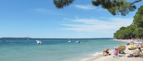 Una spiaggia nelle vicinanze