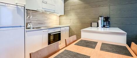 Køleskab, mikrobølgeovn, opvaskemaskine, køkkentøj/tallerkener/redskaber