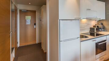 Fridge, microwave, dishwasher, cookware/dishes/utensils