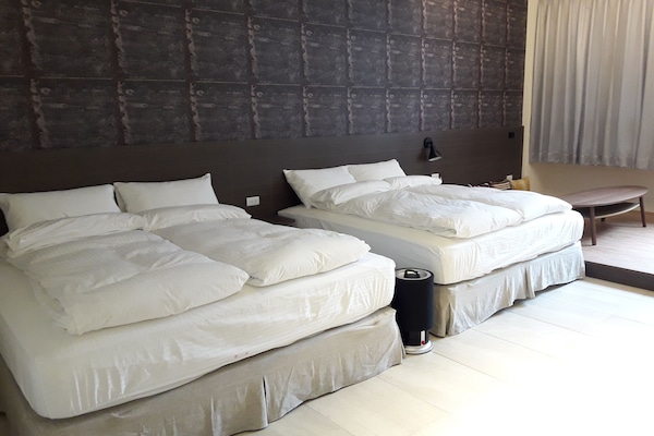 1 habitación, cortinas blackout y sistema de insonorización