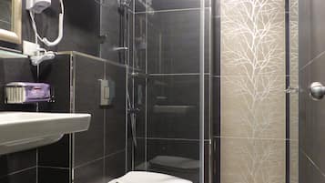 Neljän hengen elite-huone | Kylpyhuone | Suihku, ilmaiset hygieniatuotteet, hiustenkuivaaja, tohvelit