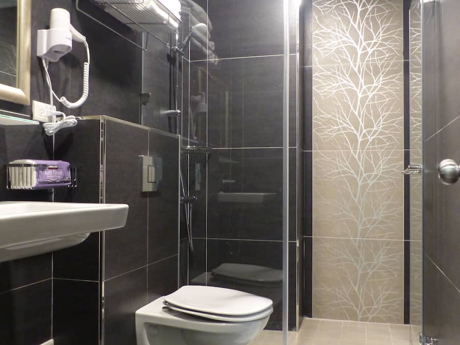 Quarto quádruplo elite | Banheiro | Chuveiro, produtos de toalete grátis, secador de cabelo, chinelos