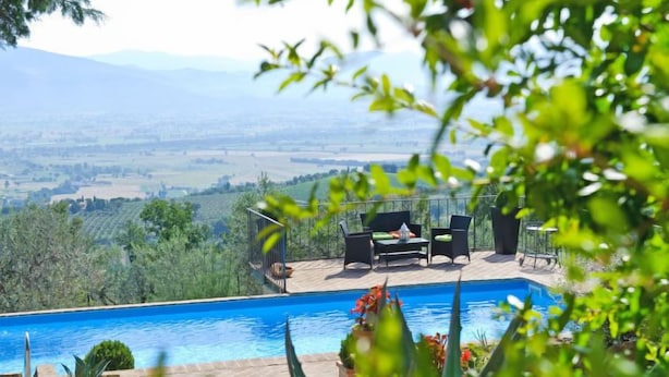 Une piscine offrant une vue sur une vallée et, au loin, sur des montagnes.