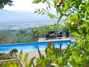 A swimming pool with a view of a valley and mountains in the background. - Agriturismo la Casetta di Chiara by Interhome (Assisi)