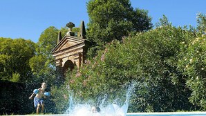 Une piscine agrémentée d’une fontaine.