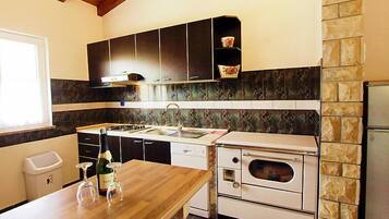 Frigorífico, horno, lavavajillas y utensilios de cocina