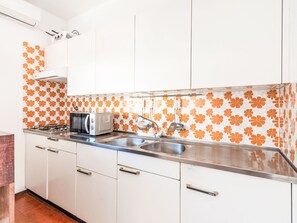 Réfrigérateur, micro-ondes, batterie de cuisine, vaisselle et ustensiles