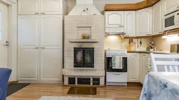 Réfrigérateur, micro-ondes, batterie de cuisine, vaisselle et ustensiles