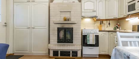 Refrigerador, microondas, utensilios de cocina