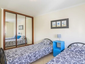 2 slaapkamers, een bureau, internet