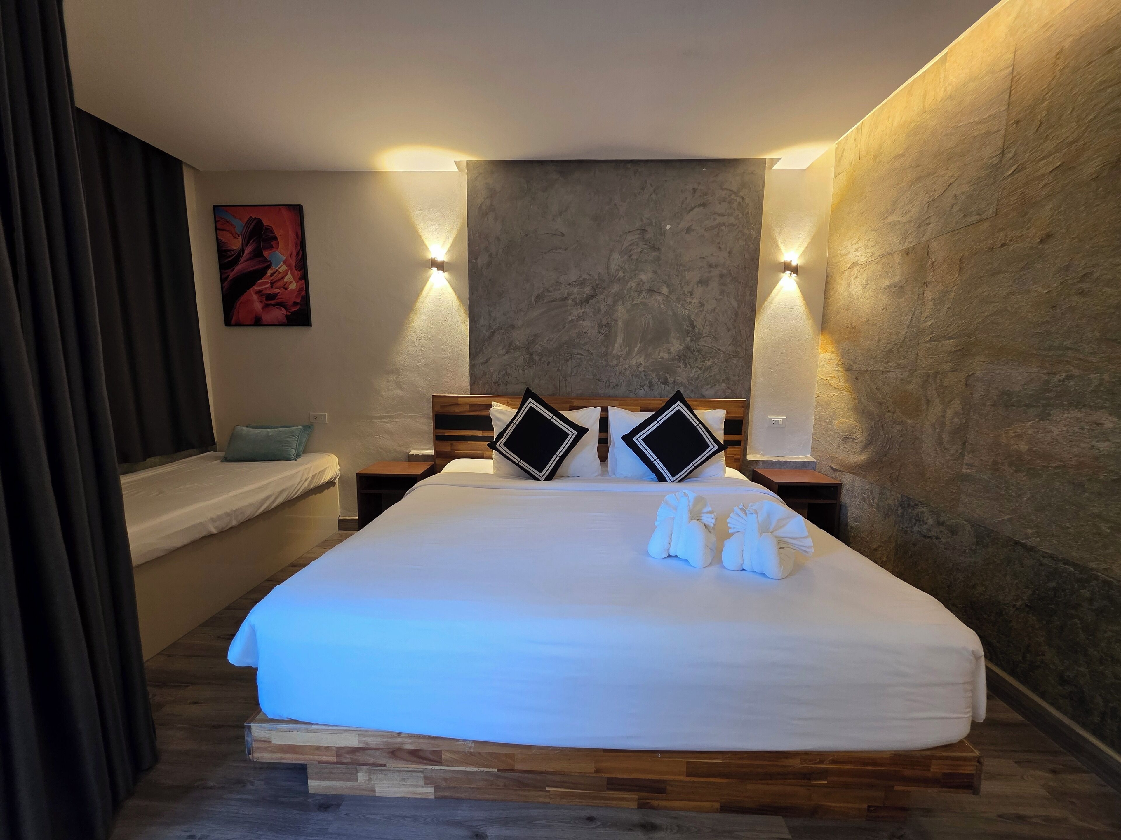Minibar, caja de seguridad en la habitación y escritorio 