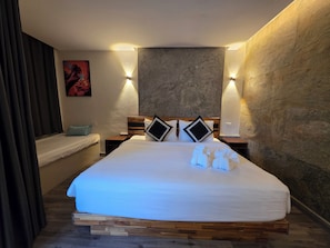 Habitación doble superior | Minibar, caja de seguridad en la habitación y escritorio 