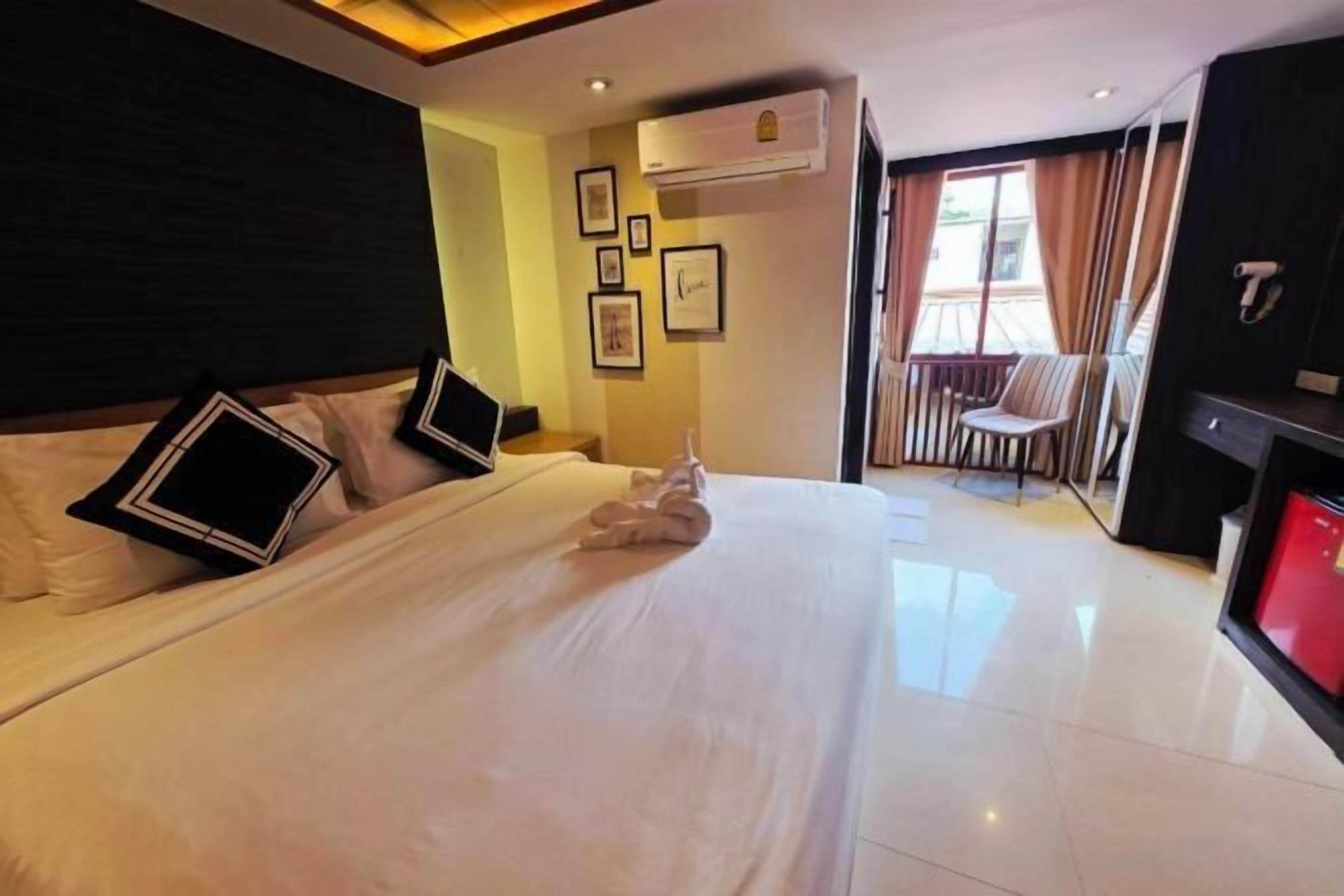 Minibar, coffres-forts dans les chambres, bureau, rideaux occultants