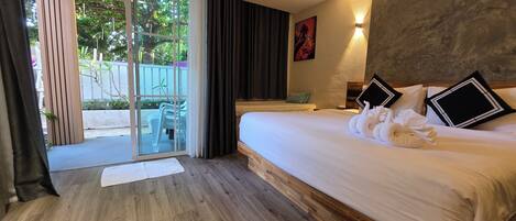 Minibar, caja de seguridad en la habitación y escritorio