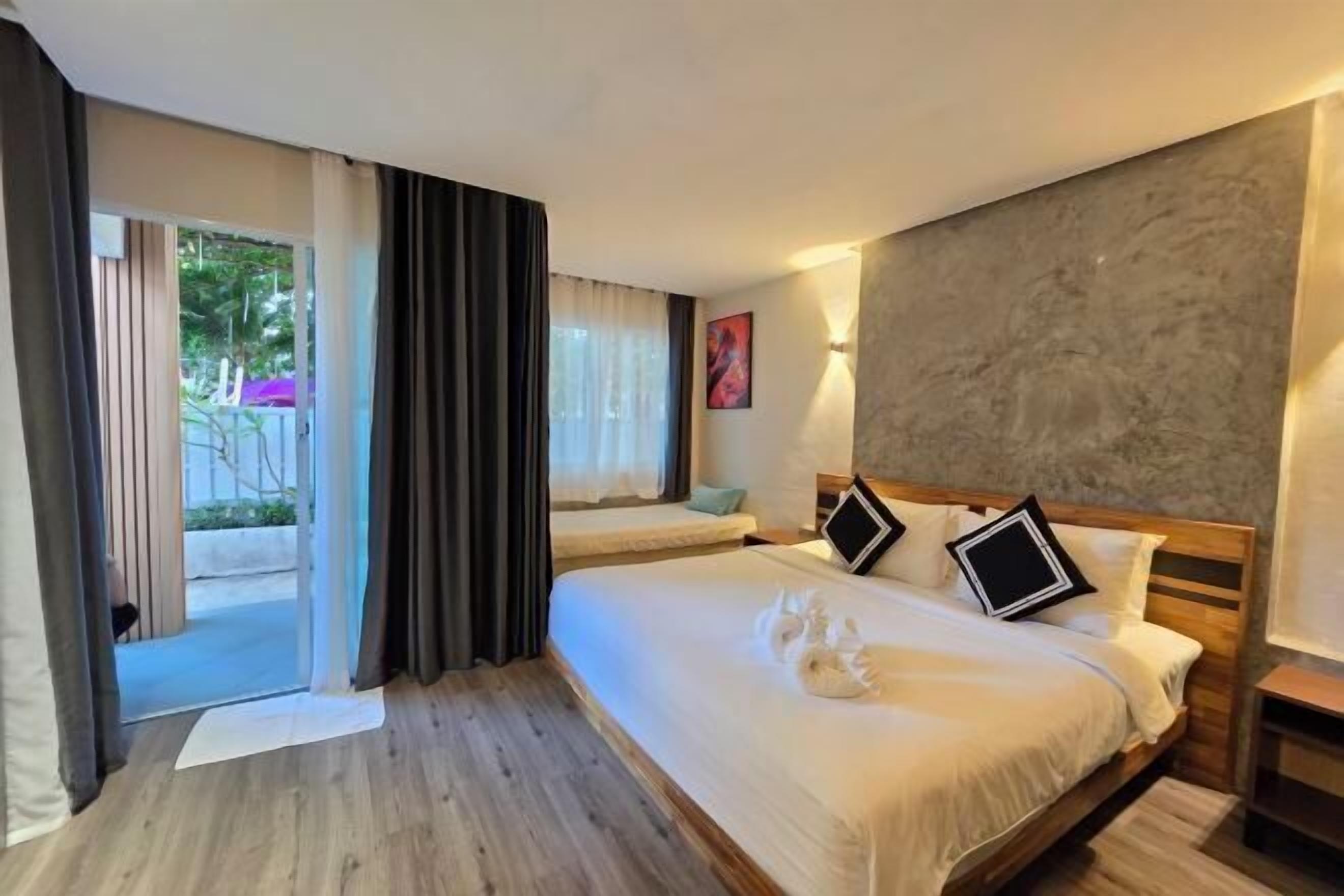 Minibar, coffres-forts dans les chambres, bureau, rideaux occultants