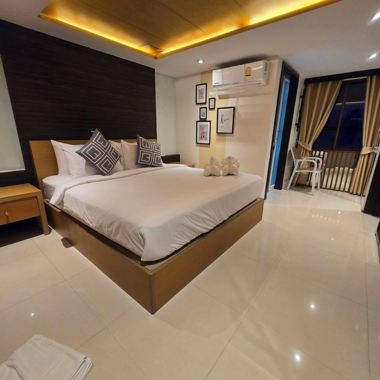 Standard Double Room | Minibar, in-room safe, desk, blackout drapes