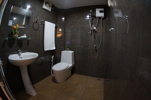 Standard szoba kétszemélyes ággyal | Fürdőszoba | Zuhanyzó, hidromasszázs-zuhanyzó, ingyenes piperecikkek és hajszárító