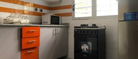 アパートメント | 専用キッチン | 冷蔵庫、電子レンジ、コンロ、コーヒー / ティーメーカー