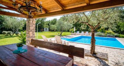 Apartamento Fiore by Interhome