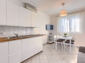 Fridge, microwave, dishwasher, cookware/dishes/utensils
