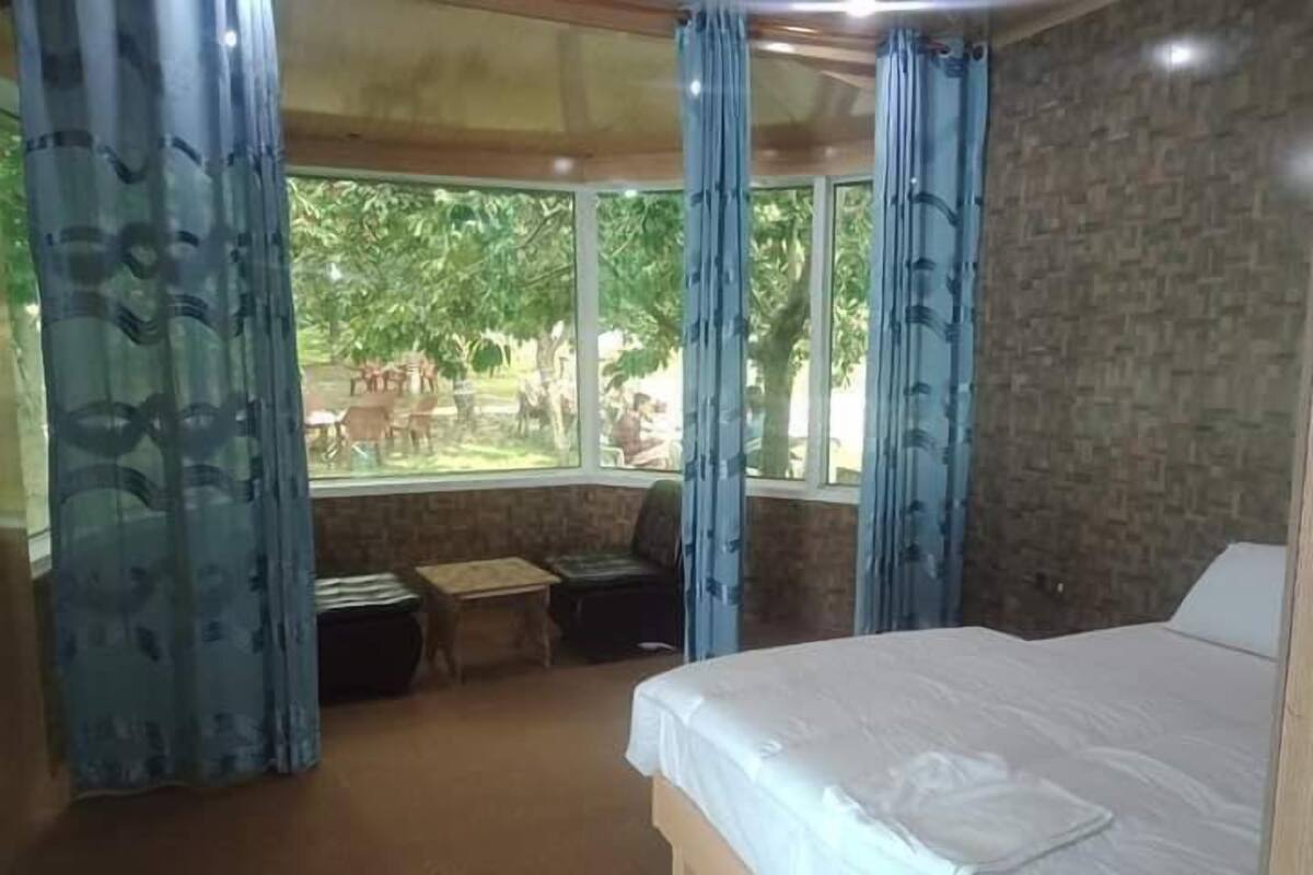 2 bedrooms, rollaway beds