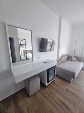 Kolmen hengen deluxe-huone, parveke | Ylelliset vuodevaatteet, työpöytä, pimennysverhot, äänieristys