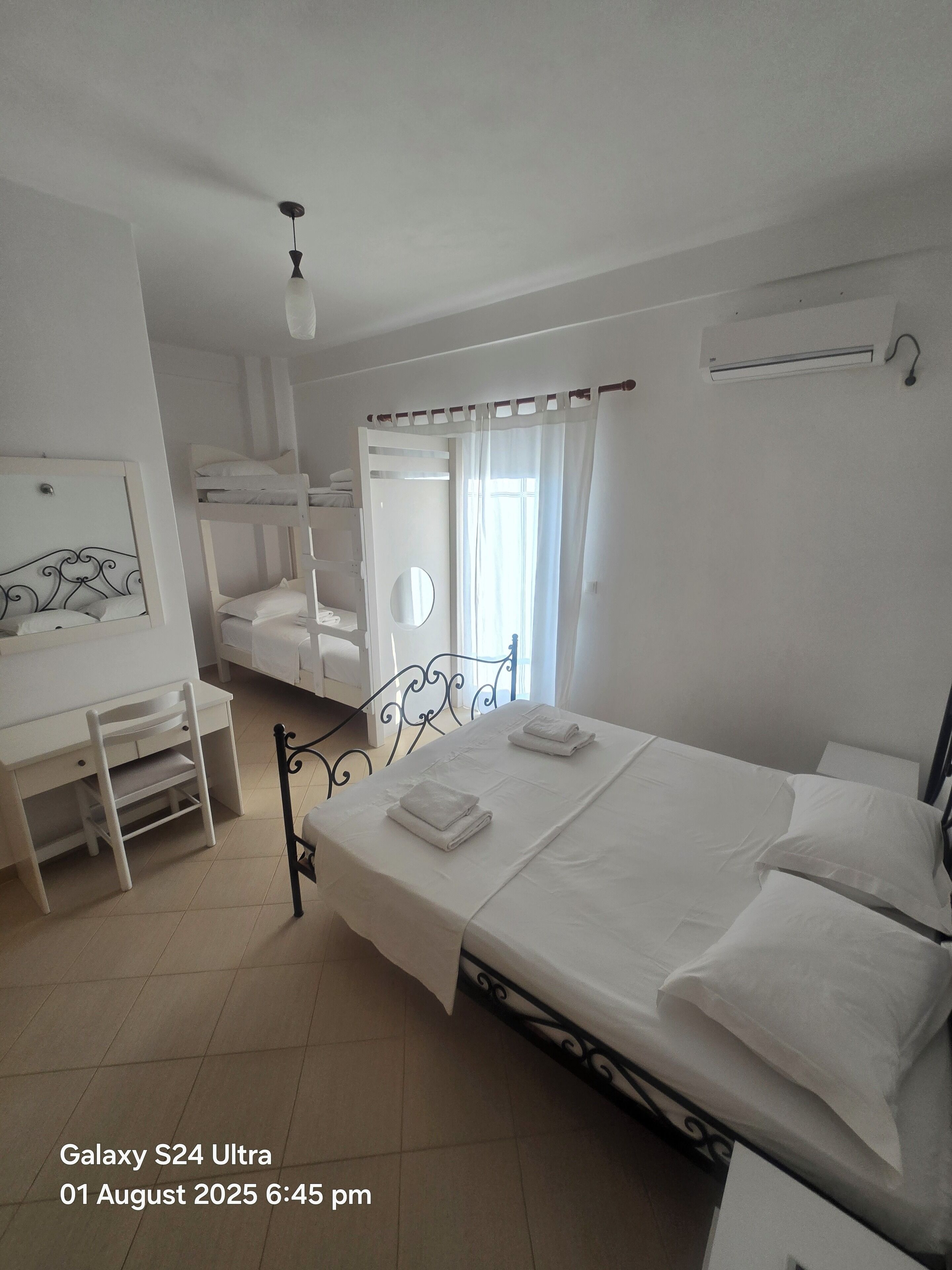 Chambre Quadruple Confort | Literie de qualité supérieure, bureau, rideaux occultants