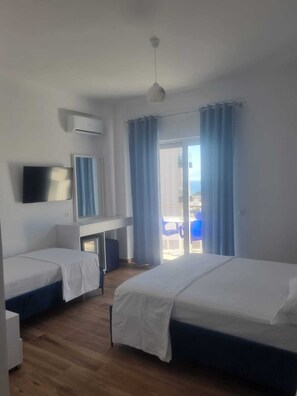 Habitación triple, balcón | Ropa de cama de alta calidad, escritorio, cortinas opacas