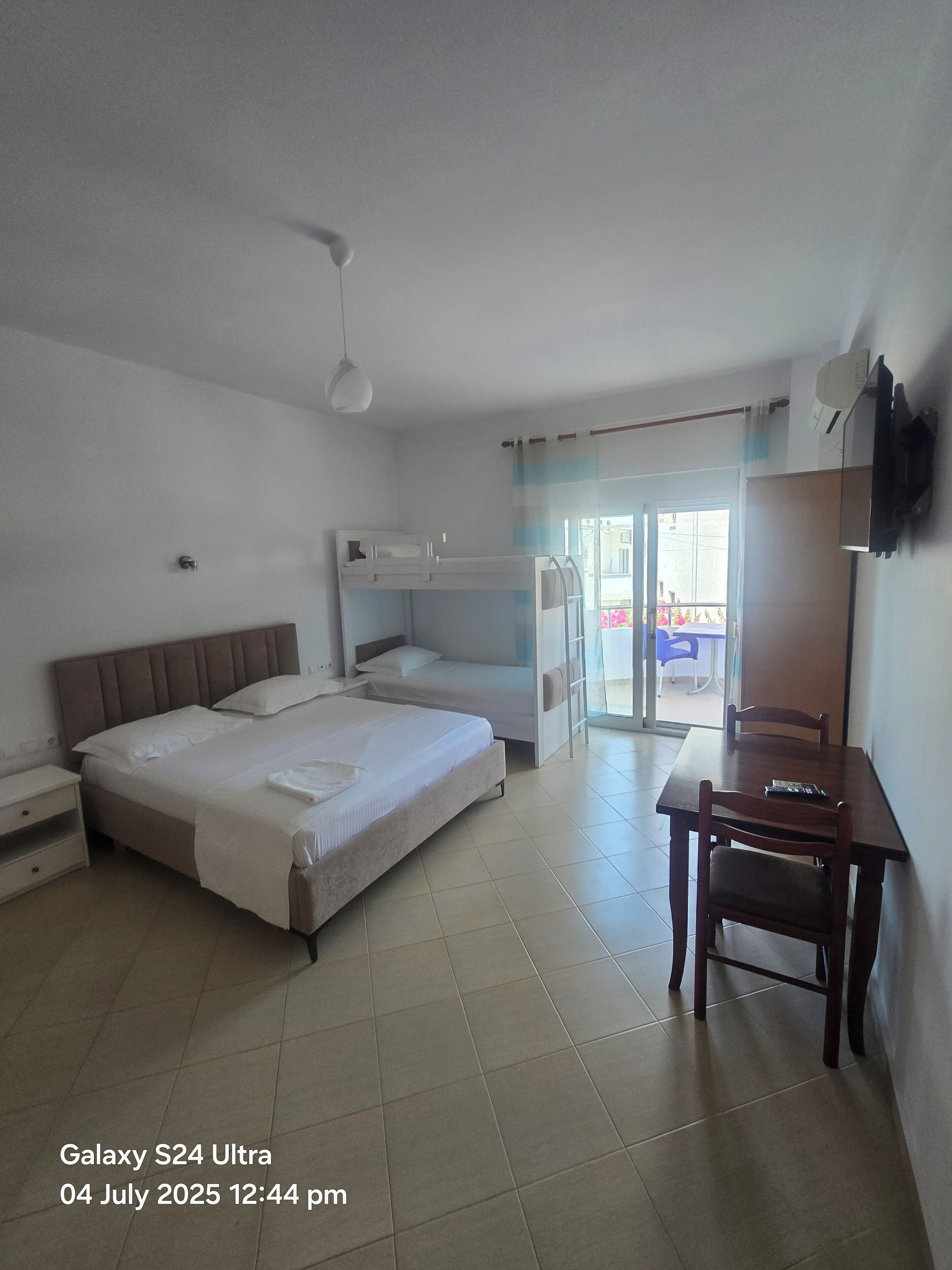 Chambre Quadruple Confort | Literie de qualité supérieure, bureau, rideaux occultants