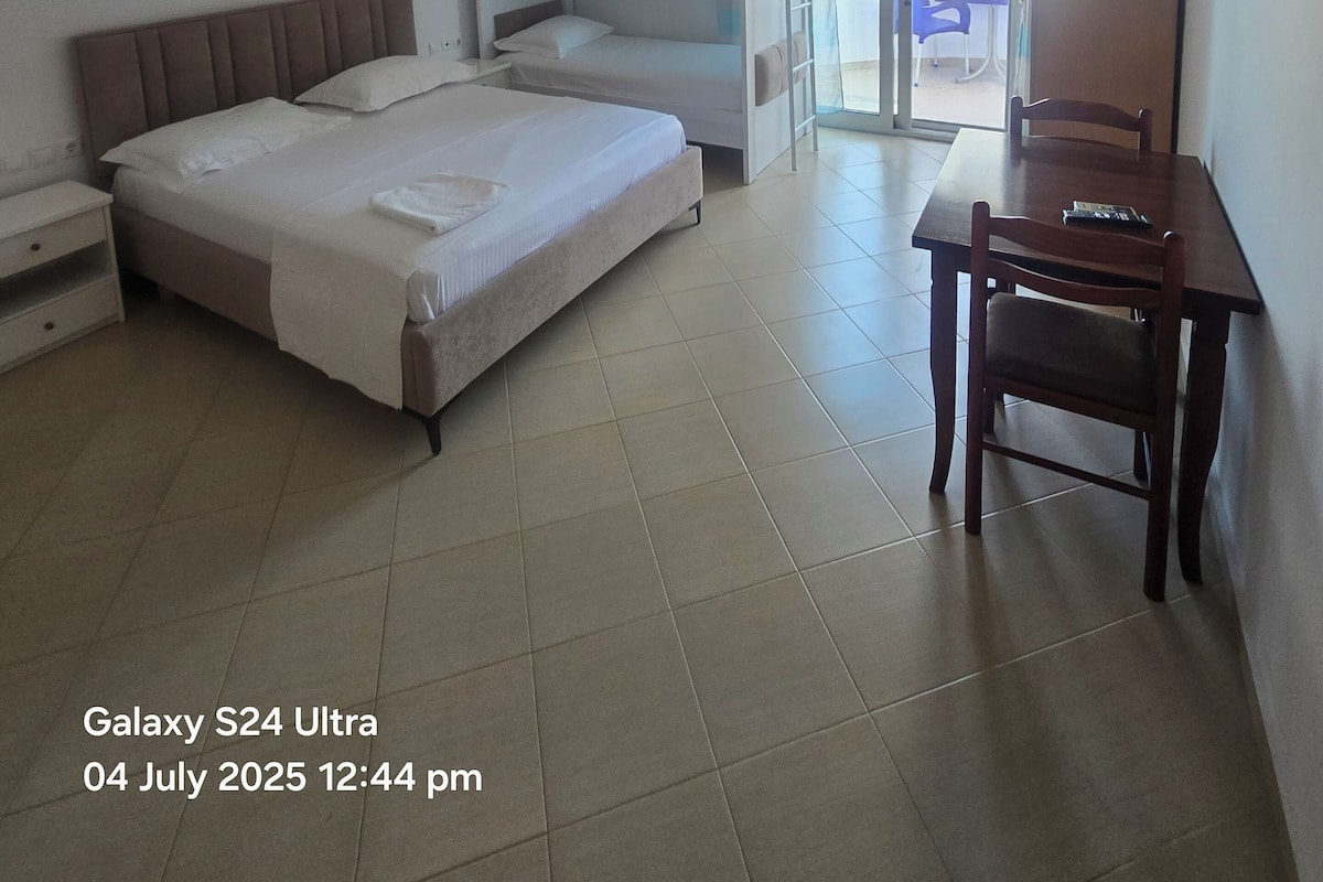 舒适四人房 | 高档床上用品、办公桌、遮光窗帘、隔音