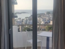 Triple Room, Balcony | Premium bedding, desk, blackout drapes, soundproofing