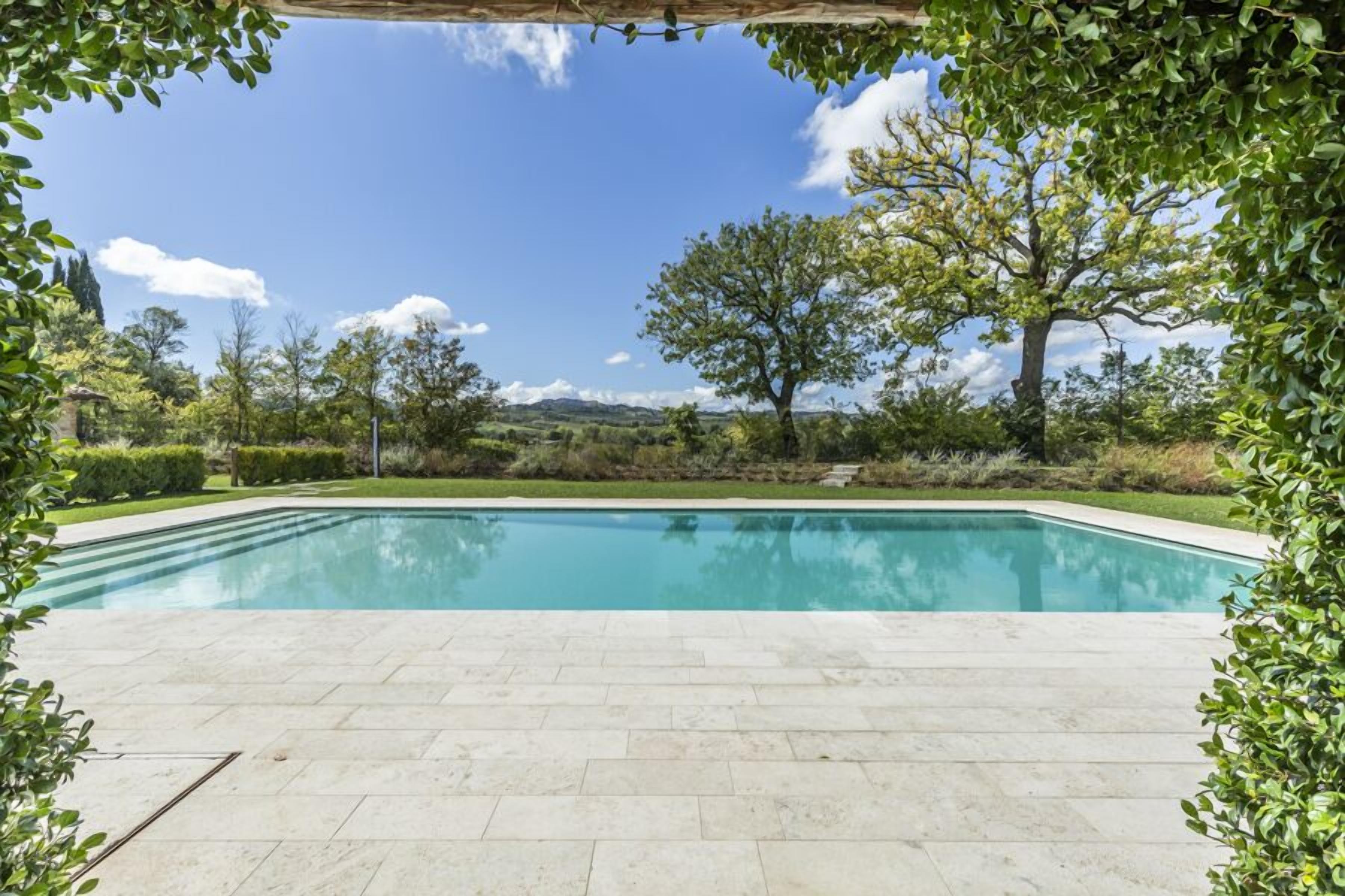 Piscine extérieure (ouverte en saison), chaises longues