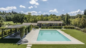 Piscine extérieure (ouverte en saison), chaises longues
