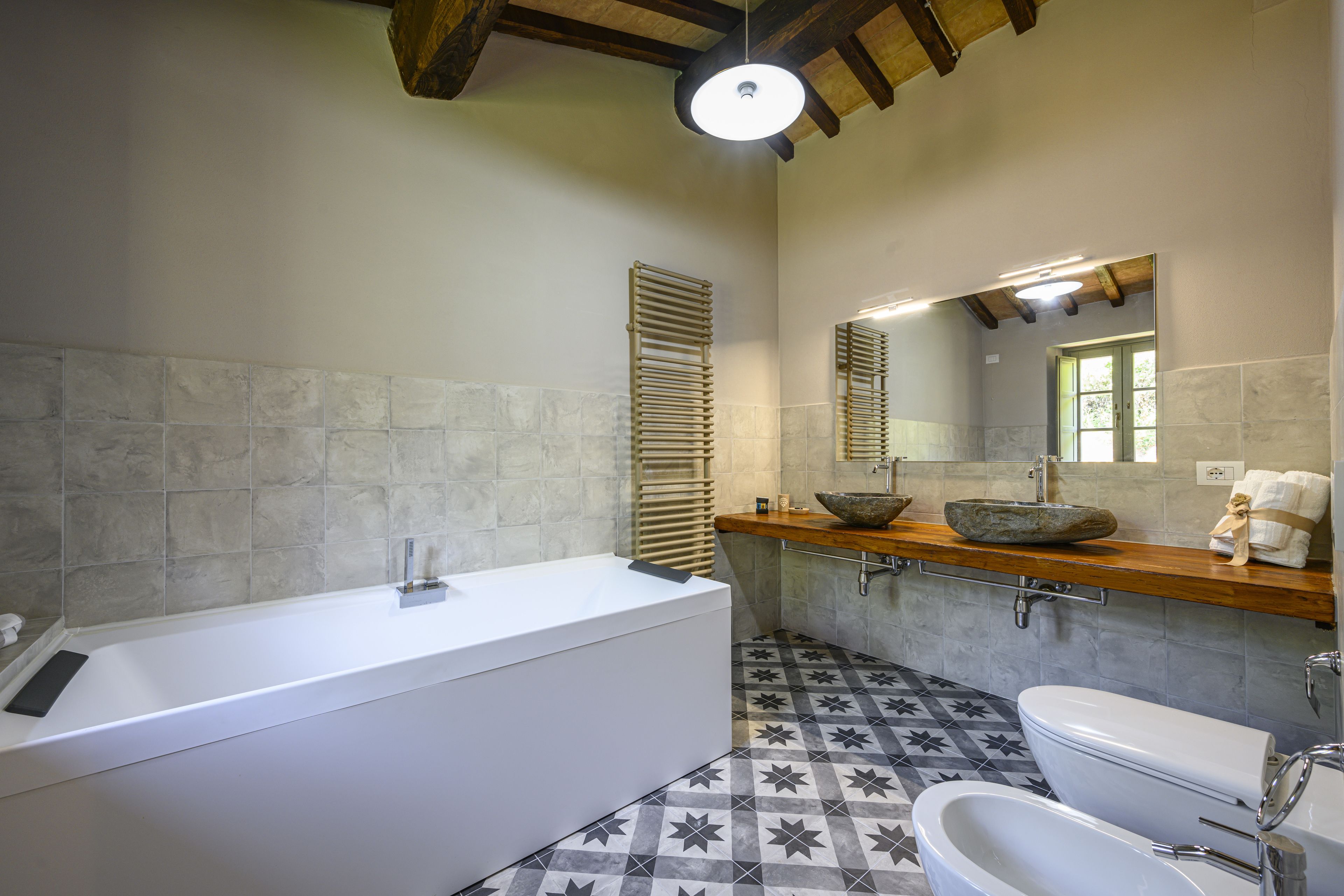 Un baño con bañera, inodoro y lavamanos.