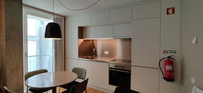Studio (Alegria) | Cuisine privée | Grand réfrigérateur, micro-ondes, plaque de cuisson, lave-vaisselle