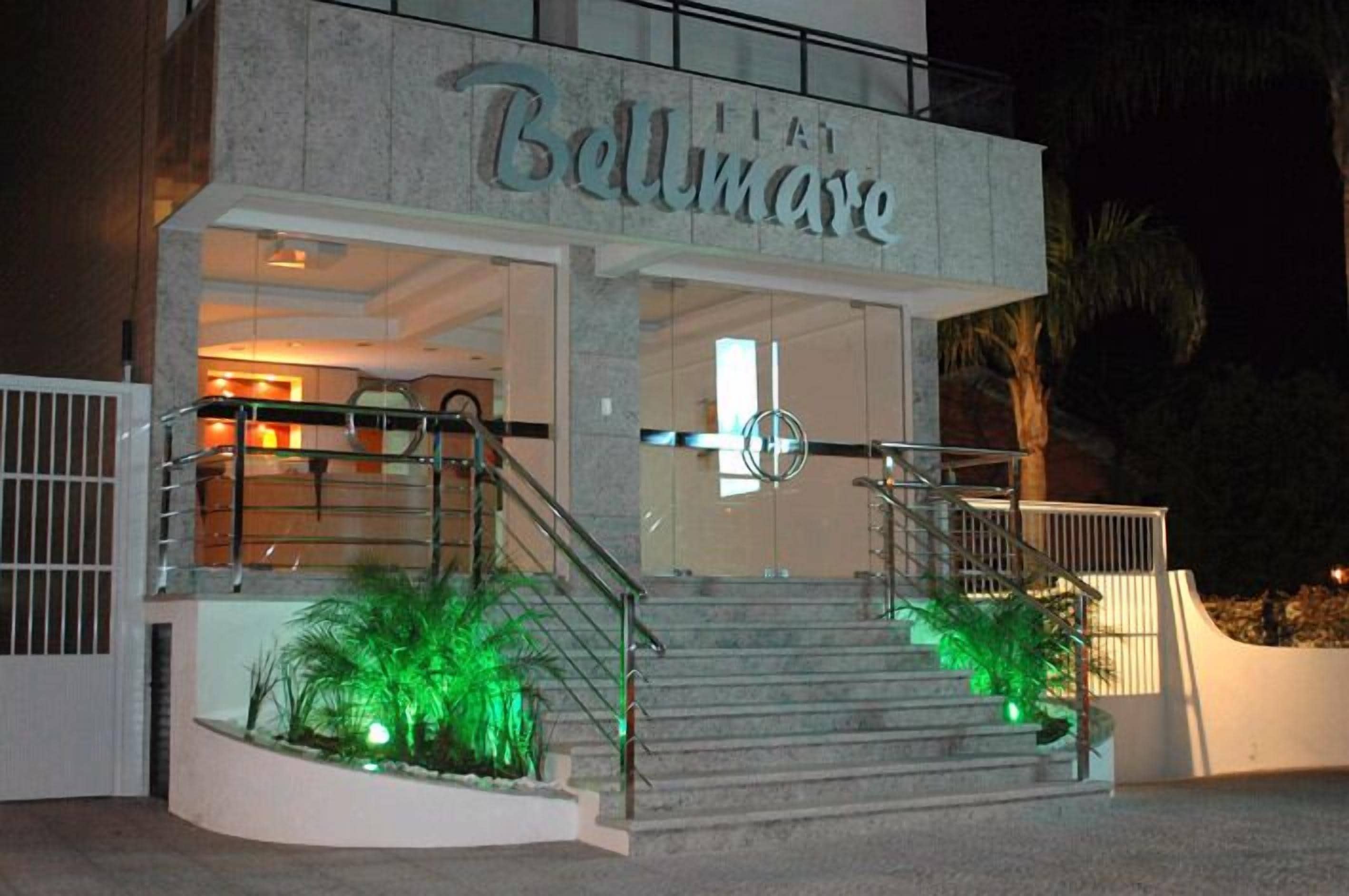 Majoituspaikan julkisivu illalla/yöllä