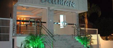 Majoituspaikan julkisivu illalla/yöllä