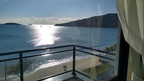 A balcony with a view of the sea, a beach, and distant islands. - Flat Bellmare (Florianópolis)
